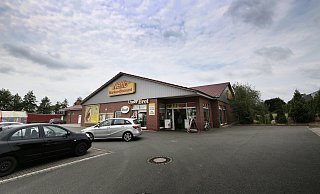 Auch der Netto-Discounter links neben dem Edeka hat noch Platz nach Osten (rechts). 200 Quadratmeter sollen es hier werden. - www.gerald-dunkel.de