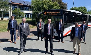 Am neuen Busverkehr für Delbrück sind beteiligt: (v. l.) Manuel Tegethoff (Fachbereichsleiter Bildung/Sport/Kultur), Bürgermeister Werner Peitz, Go.on-Betriebsleiter Roland Banse, Nph-Verbandsvorsteher Ulrich Conradi, Go.on-Gesellschafter Manuel Mertens, Go.on-Geschäftsführer Dirk Hänsgen und Go.on-Gesellschafter Christian Höber. - Jens Reddeker
