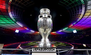 Im Berliner Olympiastadion wird am 14. Juli 2024 um den EM-Pokal gekickt. Vielleicht macht einer der beiden Finalisten zuvor in Bad Lippspringe und Paderborn Station. - picture alliance