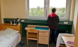 Ein 16-jähriger Flüchtling aus Eritrea steht am Fenster seines Zimmers in einer Wohngruppe für unbegleitete minderjährige Flüchtlinge. - dpa