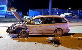 Beim Zusammenstoß von zwei Personenwagen im Gegenverkehr auf dem Frankfurter Weg wurden alle fünf Insassen verletzt. - Ralph Meyer