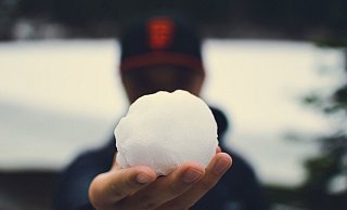 Zunächst bewarf der Mann an der Straße den Anwohner mit Schneebällen, doch dann geriet er in Rage und ging auf den 60-Jährigen los. - Symbolfoto: pixabay / Creative Commons