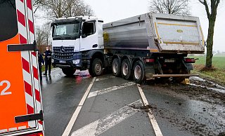 Auf der Bundesstraße 68 in Lichtenau kommt der Sattelzug nach rechts von der Fahrbahn ab, streift einen Baum und stellt sich quer. - Ralph Meyer Auf der Bundesstraße 68 in Lichtenau kommt der Sattelzug nach rechts von der Fahrbahn ab, streift einen Baum und stellt sich quer. - Ralph Meyer