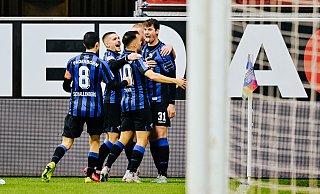SCP-Torschütze Maximilian Rohr streckt nach seinem 1:0 die Zunge heraus und lässt sich von seinen Teamkollegen (v. l.) Ron Schallenberg, Florent Muslija, Julian Justvan und Kai Klefisch (verdeckt) feiern. - Besim Mazhiqi