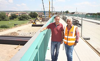 Der Brückenaufbau ist fast fertig, das Geländer steht schon. Nach dem Verschub der Brücke in die Endposition werden die Abdichtung und die Fahrbahn aufgebracht. - Hermann Ludwig