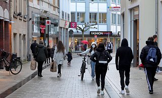 Die Herforder Innenstadt war am Freitagnachmittag gut besucht. - Frank-Michael Kiel-Steinkamp