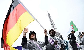 Große Ehre: Anna-Maria Wagner als Fahnenträgerin neben Basketball-Star Dennis Schröder. - Annegret Hilse/REUTERS Pool/AP/dpa/dpa