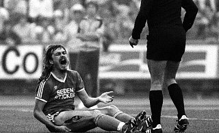 Arminias Ewald Lienen hält sich nach dem brutalen Foul des Bremers Norbert Siegmann den aufgeschlitzten Oberschenkel. - imago/Sven Simon