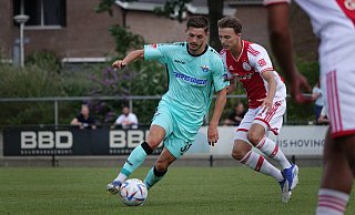 Florent Muslija (l.) musste im Testspiel gegen Ajax Amsterdam einen Schlag gegen die Achillesferse einstecken. Der SCP-Mittelfeldkicker dürfte aber am Freitag gegen Bochum einsatzbereit sein. - SC Paderborn 07/Michael Bieckmann