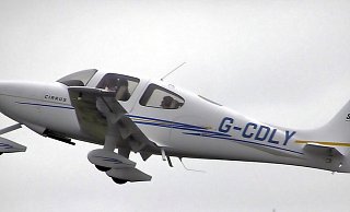 Eine Maschine des Typs Cirrus SR20 hebt vom englischen Flughafen Gloucestershire ab. - Privat
