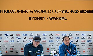 Australien-Coach Tony Gustavsson (l) bezeichnet den Ausfall seiner Kapitänin Sam Kerr (r) als «verheerend». - Dean Lewins/AAP/dpa