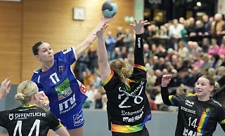 Linkshänderin Paulina Horstkötter (am Ball) überzeugte nicht nur mit ihren fünf Treffern für den TuS 97. - Peter Unger