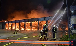 Bei einem Großbrand wurde Mittwochmorgen die Fahrzeughalle der Feuerwache Stadtallendorf komplett zerstört. - Michael Rinde/dpa