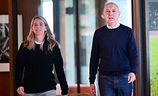 Die DFB-Funktionäre Nia Künzer und Bernd Neuendorf hoffen, dass die EM 2029 in Deutschland stattfindet. (Archivbild) - Sebastian Christoph Gollnow/dpa
