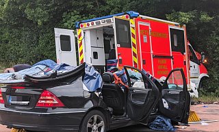 Die Feuerwehr musste das Dach des Mercedes abschneiden, um die Verletzten zu befreien. - Burkhard Battran