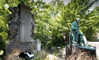 Historische Grabstätten auf Pariser Friedhöfen warten auf eine neue Nutzung. (Archivbild) - picture alliance / dpa