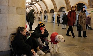 Menschen finden während eines Raketenangriffs Schutz in einer U-Bahn-Station in Kiew. - Efrem Lukatsky/AP/dpa