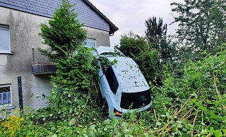 Das Auto landete auf dem Balkon im Obergeschoss eines Wohnhauses in Bad Driburg. - Madita Schellenberg