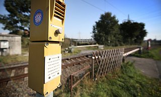Ein Ort für Bahn-Nostalgiker. Der Übergang am Schelmenbrink verfügt über eine sogenannte Anrufschranke. Über den gelben Kasten muss der Fahrdienstleiter kontaktiert werden, um die Überquerung frei zu geben. - Gerald Dunkel