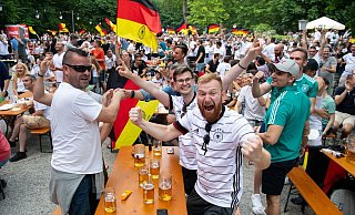 Fußball-Fans in einem Münchner Biergarten. - Foto: Sven Hoppe/dpa