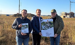 Christian Hübner (Stadt Salzkotten, v. l.), Bürgermeister Ulrich Berger und Norbert Menke, stellvertretender Bürgermeister und Ortsvorsteher Salzkottens, im Baugebiet Osterfeld. - Stadt Salzkotten