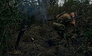 Ein ukrainischer Soldat feuert in der Nähe von Bachmut einen Mörser in Richtung der russischen Stellungen. - LIBKOS/AP
