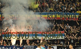 Rumänische Ultras entrollten im Fanblock beim EM-Qualifikationsspiel gegen den Kosovo unter anderem ein Banner mit der Aufschrift "Kosovo ist Serbien". Zudem hallten pro-serbische Sprechchöre durchs Stadion. Das hatte Folgen. - AFP