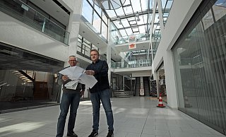 Stadtpressesprecher Volker Müller-Ulrich (l.) und Dieter Hinzmann vom Infrastrukturmanagement der Stadt studieren die Sanierungspläöne fürs Lenné-Karree. - Jörg Stuke