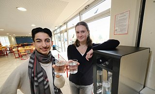 Schön kalt und prickelig: Schülersprecher Blend (17, l.) und Amy (15) finden den Gratiswasserspender am Gymnasium Brackwede super. Man konsumiere so weniger Süßgetränke und vermeide Plastikmüll. - Andreas Zobe