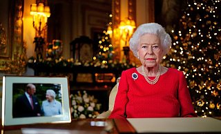 Königin Elizabeth II. bei der Aufzeichnung ihrer Weihnachtsansprache im White Drawing Room von Schloss Windsor. - Foto: Victoria Jones/PA Wire/dpa