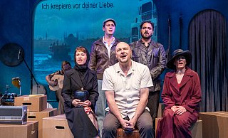 Luisa (Anne Bontemps/v. l.), Deniz (Stephan Weigelin), Klaus (Oliver Fobe), Ismet (Ali Berber) und Ela (Aylin Esener) spielen und singen in dem Stück "Istanbul". - Tobias Kreft Luisa (Anne Bontemps/v. l.), Deniz (Stephan Weigelin), Klaus (Oliver Fobe), Ismet (Ali Berber) und Ela (Aylin Esener) spielen und singen in dem Stück "Istanbul". - Tobias Kreft