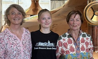 Die sechste Generation Strate ist im Anmarsch: Brauer- und Mälzer-Azubi Johanna mit ihrer Mutter Simone und Großmutter Renata Strate. - Martin Hostert