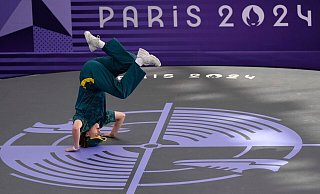 Während ihres Aiftritts bei den Olympischen Spielen wälzte sich Gunn auf dem Boden oder hüpfte wie ein Känguru. - Abbie Parr/AP/dpa