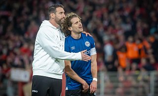 Arminia-Trainer Mitch Kniat tröstet Kapitän Mael Corboz. - Sarah Jonek