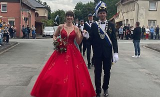 Im Mittelpunkt beim SChützenfest in der Warburger Ortschaft Hohenwepel steht das Königspaar Magnus und Carolin Berlage. - Sophia Bruch