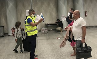 Maskenpflicht am Flughafen von Palma de Mallorca. - Florian Finke