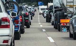 Autofahrer sollen bei Unfällen auf der Autobahn eine Rettungsgasse bilden. - Pixabay