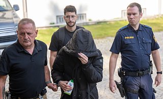 Zwei kleine Kinder werden tot im Bett gefunden, die Mutter sitzt daneben - nun steht sie vor Gericht. - Peter Kneffel/dpa