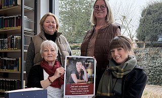 Regina Schlüter-Ruff vom Stadtmarketing Spenge (v. h. l.), Büchereileiterin Dagmar List, AWO-Vorsitzende Rosy Kiefer-Hessedenz (v. l.) und Janine Winstone, Gleichstellungsbeauftragte in Spenge. - Lillia Seifert