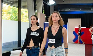 Anik Buß (l.) aus Bielefeld und Marthe aus Mönchengladbach beim Training im Backstagebereich der Pro7-Show „Germany’s Next Topmodel“. - ProSieben/Daniel Graf;