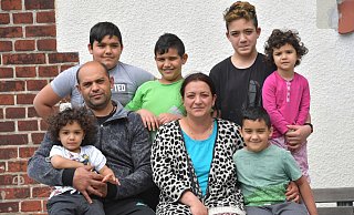 Dieses Foto aus besseren Gütersloher Tagen zeigt die Familie Kurtesi um Leon (von links) auf dem Arm seines Vaters Elvis, David, Damir, Mutter Asibar, Nejat, Denis und Tochter Denisa vor ihrer Abschiebung aus Deutschland. - Jens Dünhölter