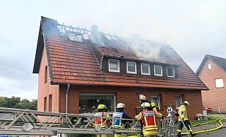 Das Feuer zerstörte den Dachstuhl des Wohnhauses. - Ralph Meyer