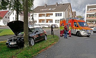 Nach der Kollision mit einem Radfahrer verlor die 84-jährige Fahrerin des BMW die Kontrolle über den Wagen und prallte beim Abbiegen gegen einen Holzpfosten und einen Straßenbaum. - Ralph Meyer