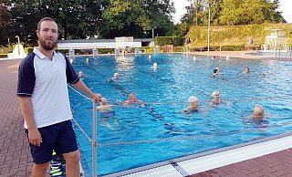 Hiddenhausens Schwimmmeister Martin Kretschmar (l.) und seine zwei große Gruppen Frühschwimmer - Ulrich Finkemeyer