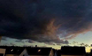 Dieses Foto einer Leserin aus Borgholzhausen zeigt, wie das Sturmtief am Freitagabend über den Kreis Gütersloh zog. - Martina Kölsch