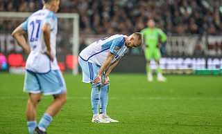 Schalkes Innenverteidiger Timo Baumgartl ist nach der 1:3-Pleite auf St. Pauli sichtlich bedient. Ein Interview sollte für ihn dann unliebsame Folgen haben. So muss der 27-Jährige auf das Gastspiel beim SC Paderborn verzichten. - picture alliance