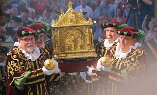 Der Schrein mit den Reliquien des heiligen Liborius wird zwar aus der Krypta in den Hochchor des Doms überführt. Allerdings werden ihn dort während der Gottesdienste nur jeweils 132 Besucher sehen können. - Andreas Zobe