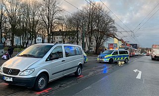 Der Mercedes Vito steht noch auf den Gleisen. Die Polizei hat die Unfallstelle auf der Jöllenbecker Straße komplett gesperrt. - Stefan Becker