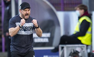 SCP-Trainer Steffen Baumgart ballt nach dem Schlusspfiff in Osnabrück die Siegerfäuste. Nach zuvor vier sieglosen Spielen in Folge hatte seine Mannschaft den ersehnten Erfolg eingefahren. - Noah Wedel