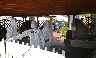 Die Spurensicherung der Bielefelder Polizei untersucht den mutmaßlichen Tatort in Oetinghausen. - Frank-Michael Kiel-Steinkamp